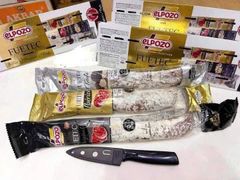 Hộp 3 salami Fuetec bao gồm ba loại salami Fuetec: Original, Iberian và Truffle và một con dao