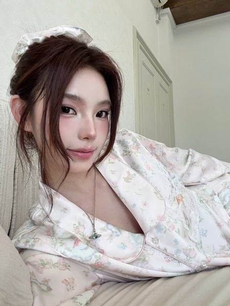  BỘ PYJAMA LỤA CỔ SEN HỌA TIẾT THỎ HOA BÁCH THẢO PM6827 (KÈM DÂY BUỘC TÓC) 