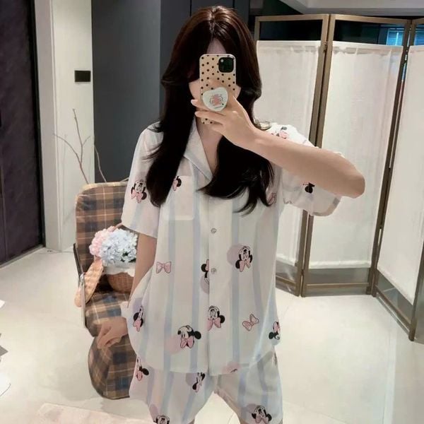  BỘ PYJAMA LỤA KẺ SỌC IN HỌA TIẾT MINNIE PM6826 (KÈM DÂY BUỘC TÓC) 