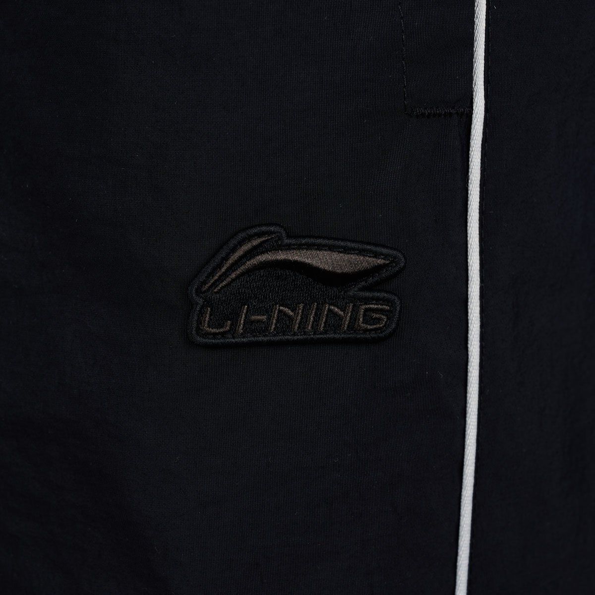 Quần gió bo gấu Li-Ning Nam AYKV105-3V