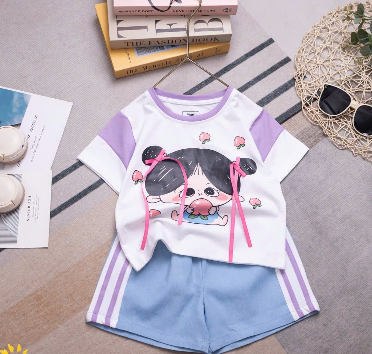  S88 _ Set bé gái áo thun họa biết cô gái ôm đào đính nơ phối quần short jean mềm mại co giãn _ Beekids 