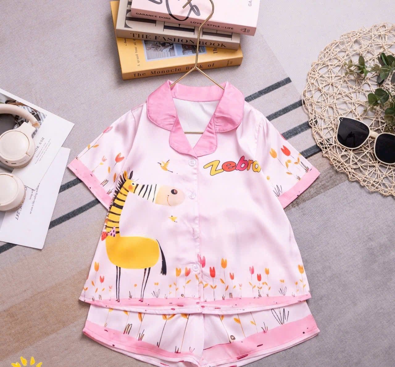  DB60 _ Bộ pijama đùi cho bé gái chất lụa latin mềm mịn hoạ tiết hươu cao cổ dễ thương _ Beekids 