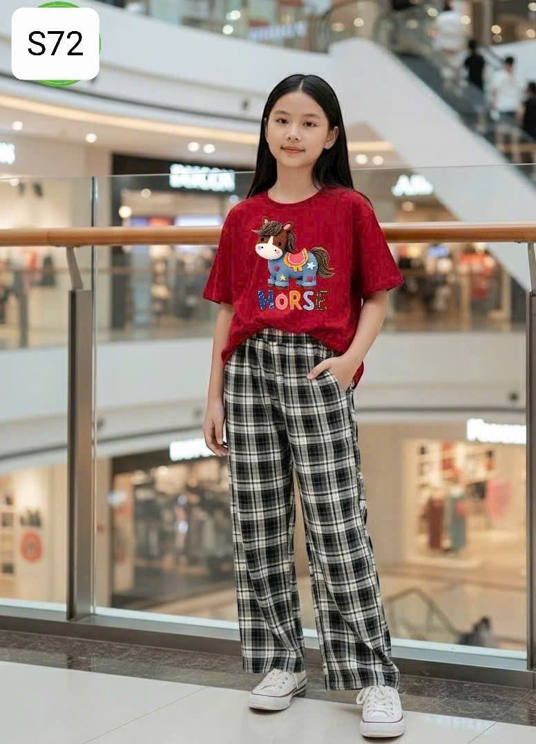  S72 _ Set bé gái quần caro ống suông phối áo thun hoạ tiết chuột Mickey siêu xinh _ Beekids 