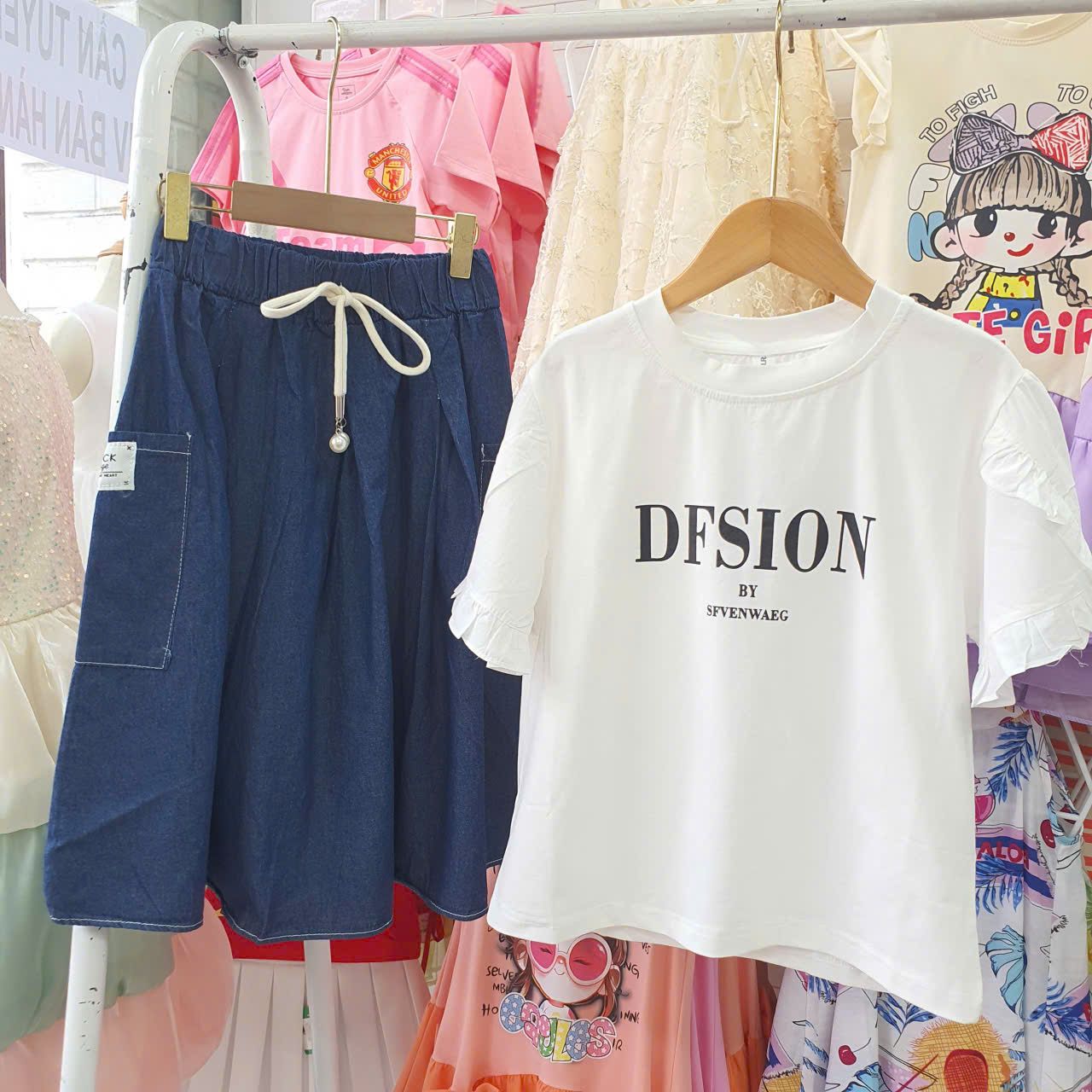  A50 _ Áo thun bé gái in chữ sánh điệu tay phối vải kate mềm nhúng bèo xinh xắn _ Beekids 