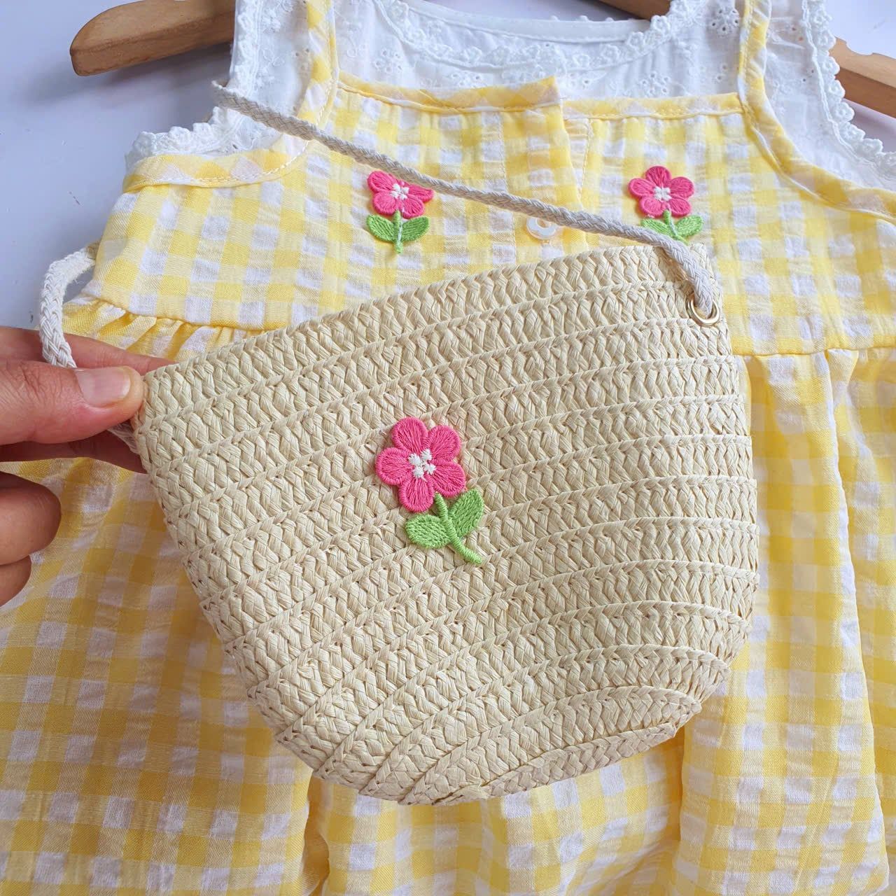  D65 _ Đầm bé gái giả yếm sát nách sọc caro tặng kèm túi cói xinh xắn _ Beekids 