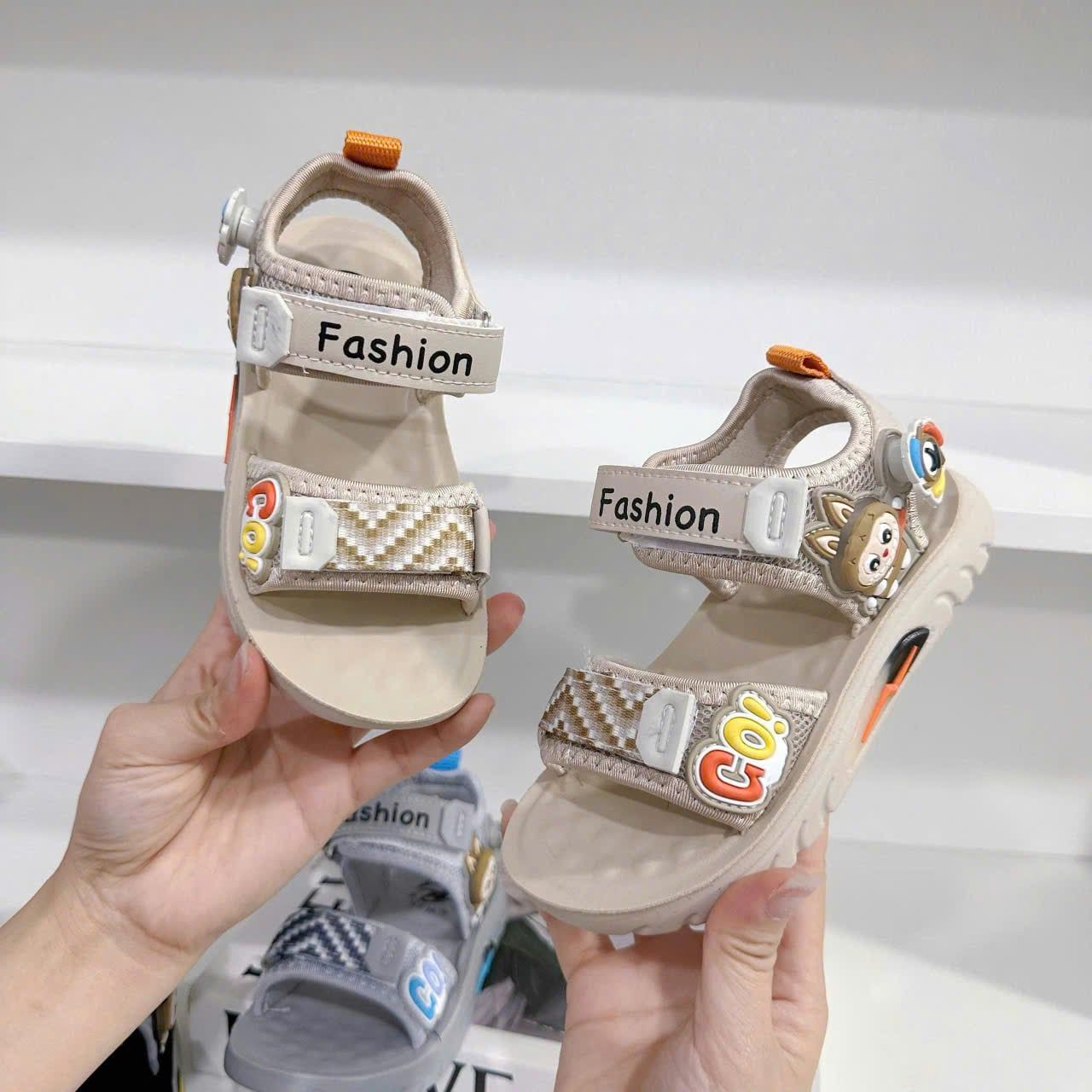  GI36 _ Giày sandal Labubu cho bé có đèn Led nhẹ êm size 22-32 _ Beekids 