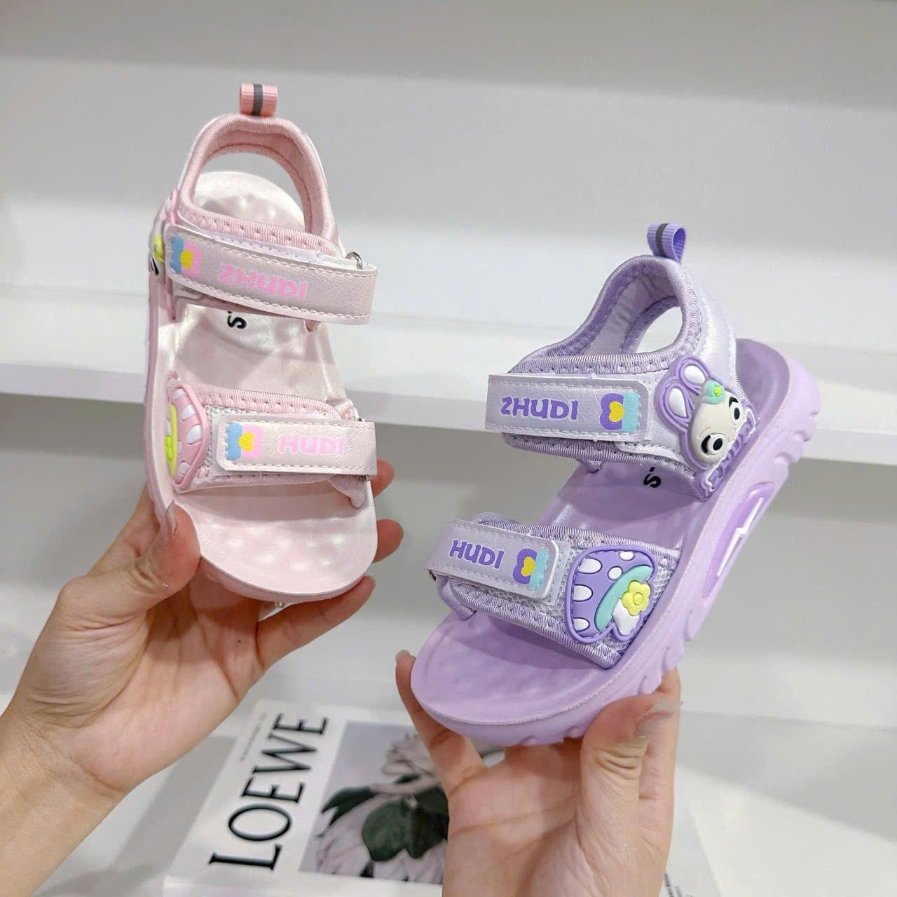  GI37 _ Giày sandal cho bé gái nhẹ êm, họa tiết thỏ xinh xắn, có đèn Led size 22-32 _ Beekids 