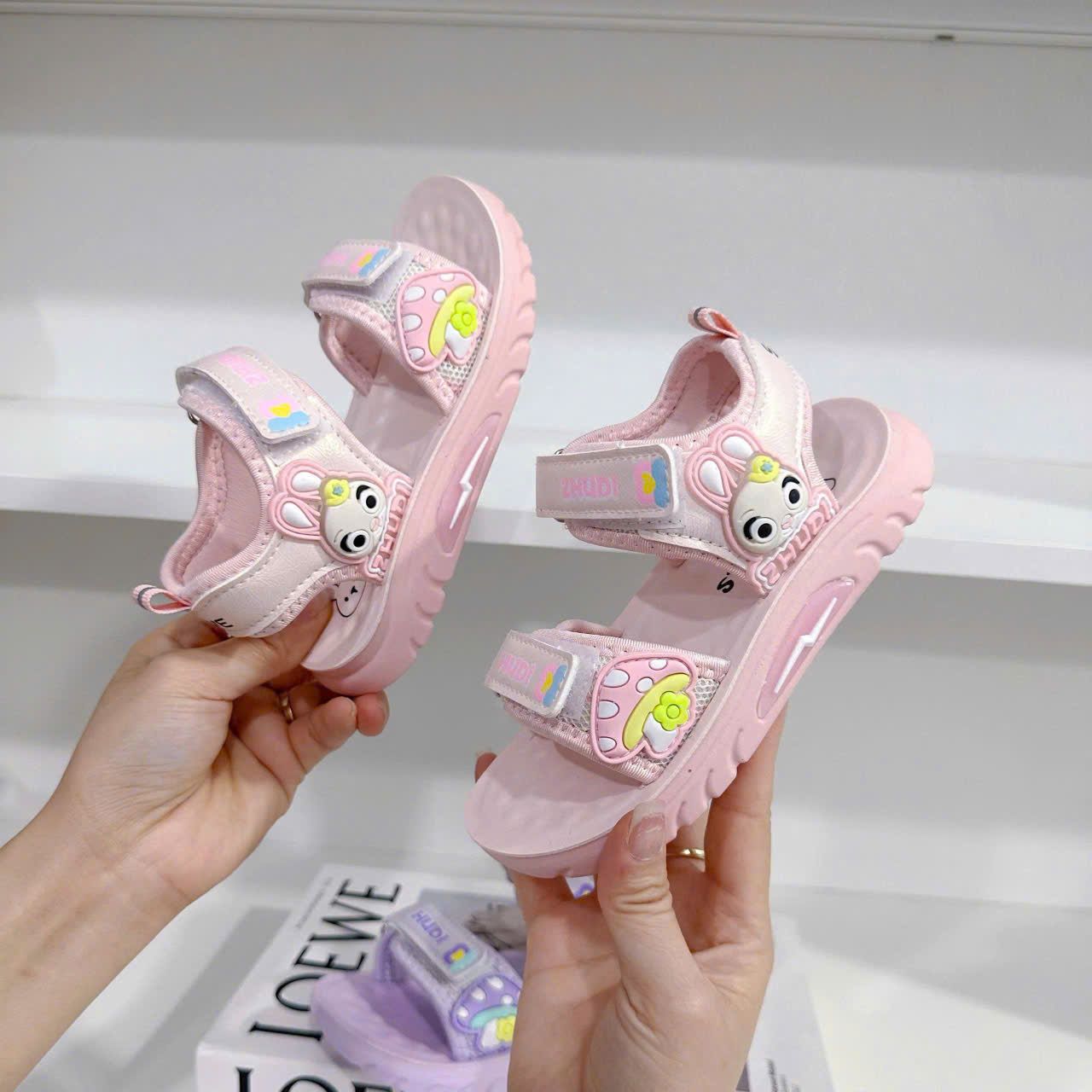  GI37 _ Giày sandal cho bé gái nhẹ êm, họa tiết thỏ xinh xắn, có đèn Led size 22-32 _ Beekids 
