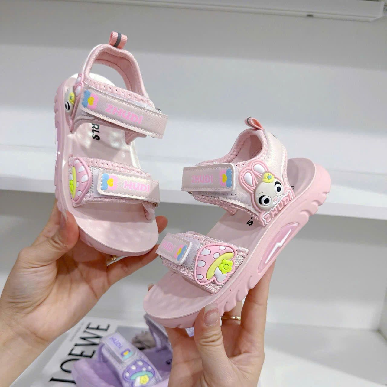  GI37 _ Giày sandal cho bé gái nhẹ êm, họa tiết thỏ xinh xắn, có đèn Led size 22-32 _ Beekids 
