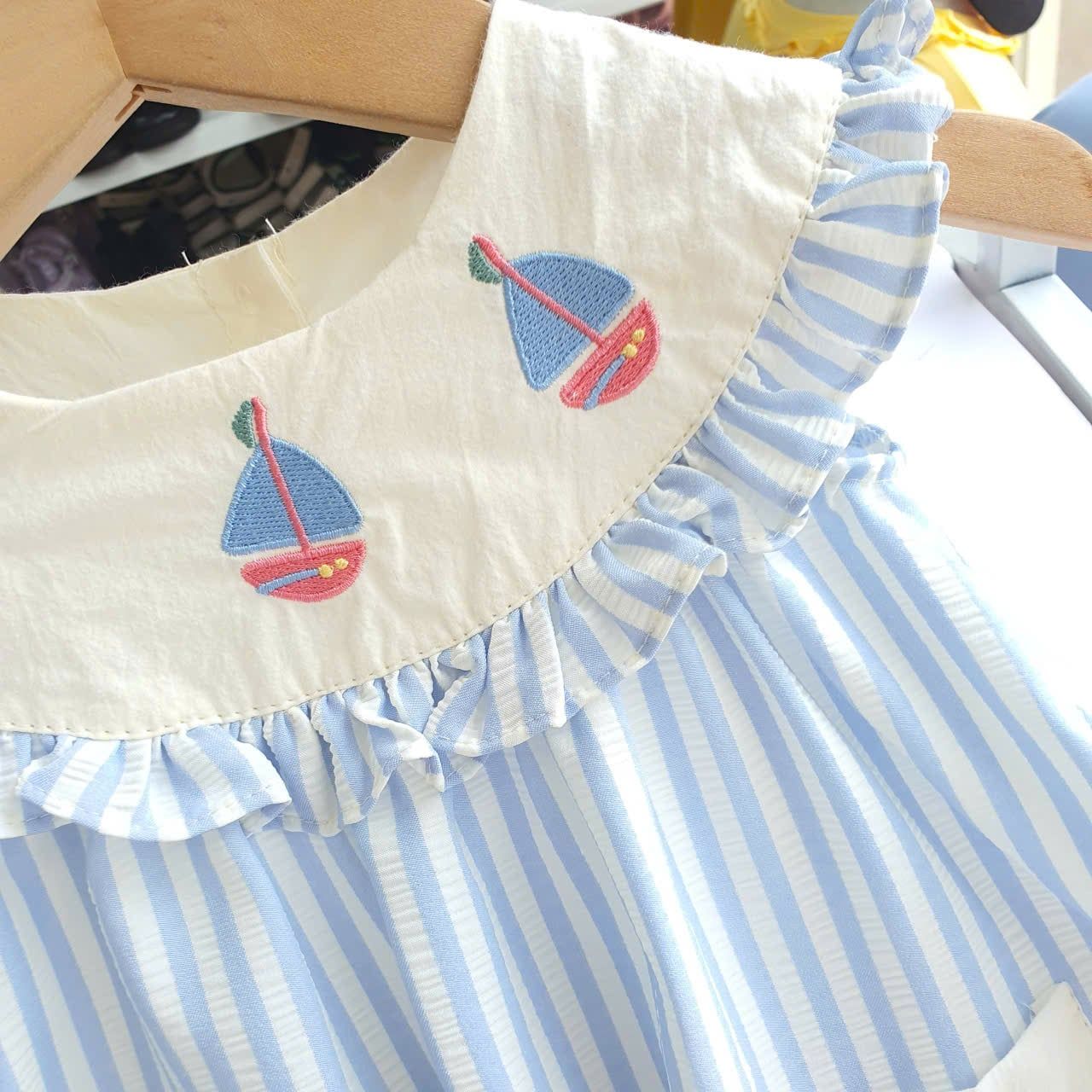  D68 _ Đầm hè bé gái dáng babydoll kẻ sọc xanh thêu hình 3 cánh buồm xinh xắn _ Beekids 