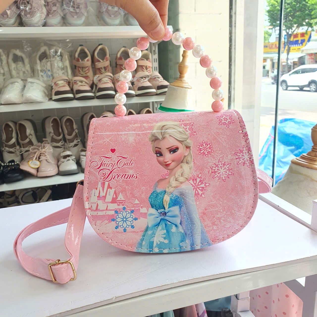  PK28 _ Túi đeo chéo cho bé gái hoạ tiết Elsa xinh xắn _ Beekids 