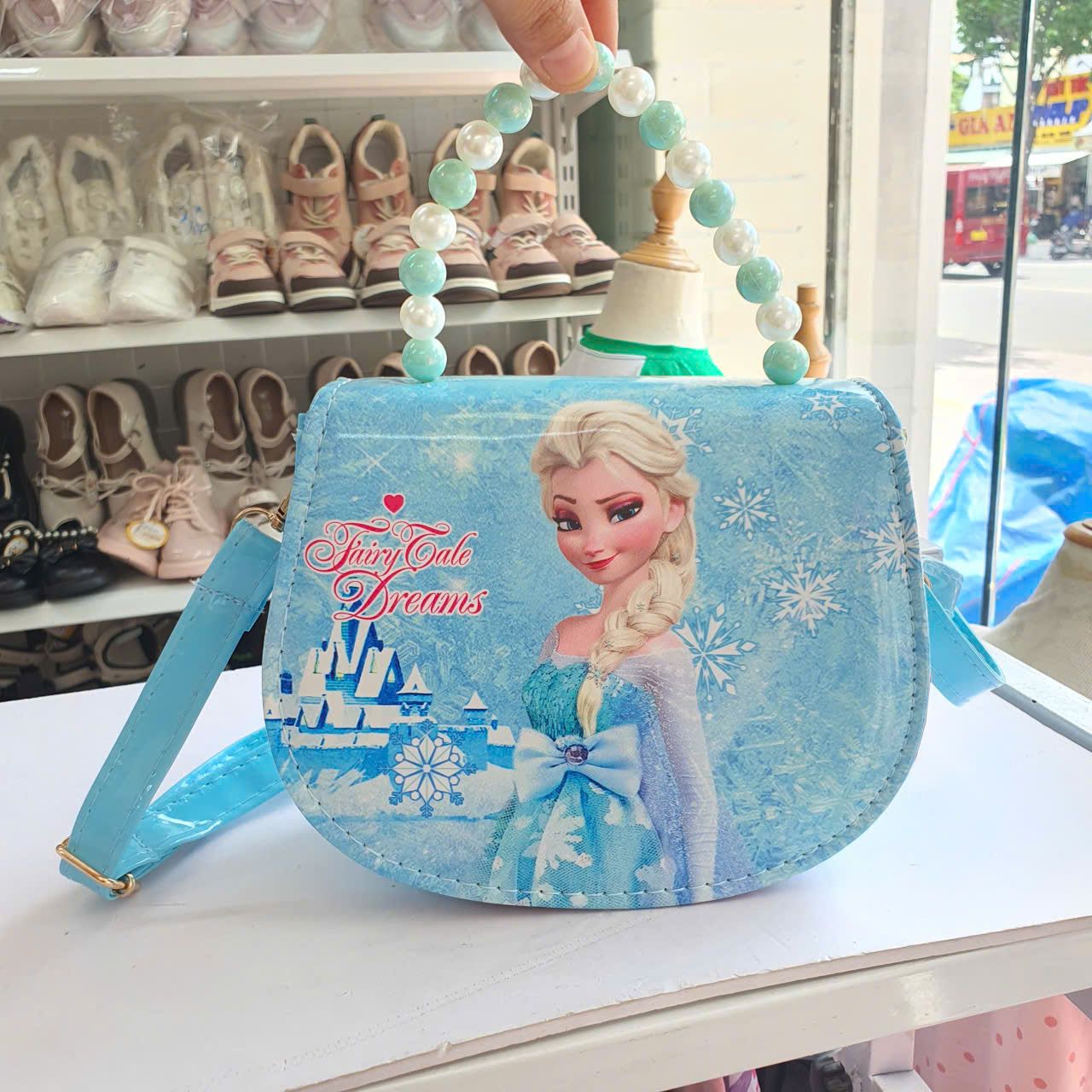  PK28 _ Túi đeo chéo cho bé gái hoạ tiết Elsa xinh xắn _ Beekids 