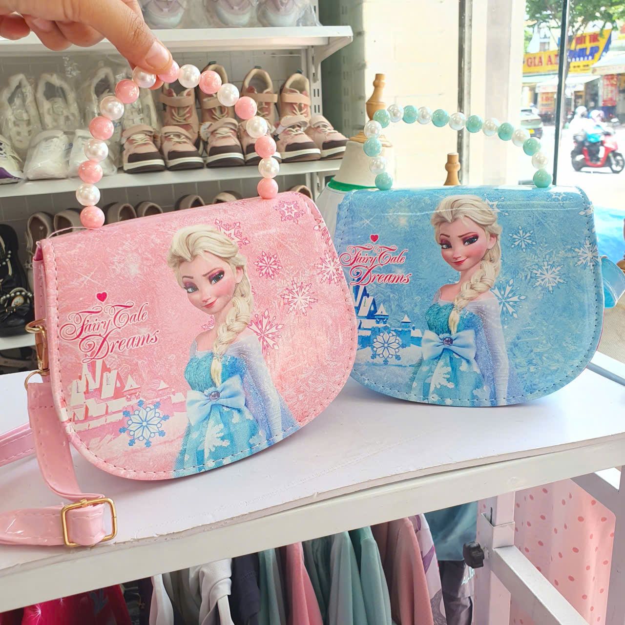  PK28 _ Túi đeo chéo cho bé gái hoạ tiết Elsa xinh xắn _ Beekids 