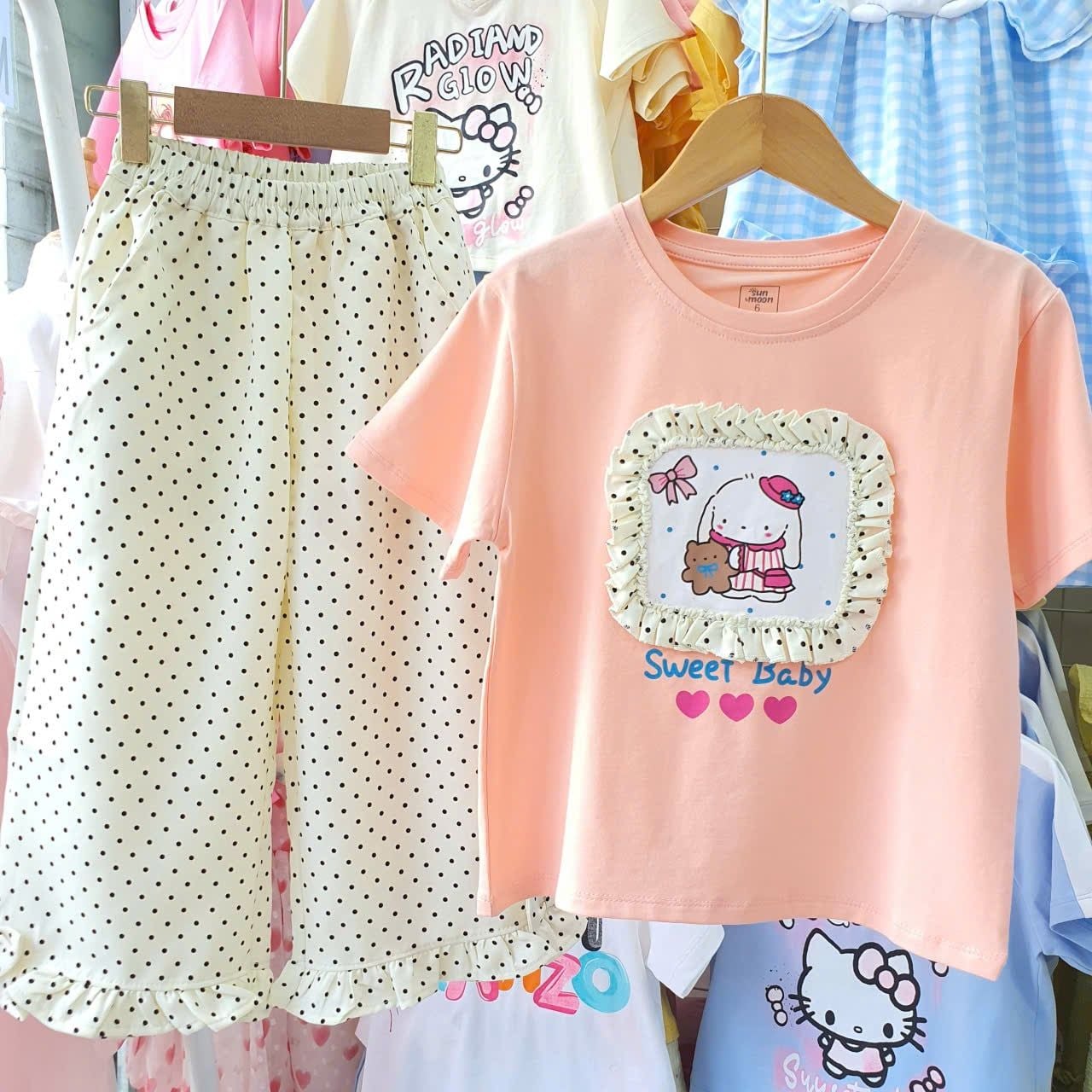  S113 _  Set bé gái quần dài chấm bi nhúng bèo phối áo thun họa tiết thỏ đáng yêu _ Beekids 