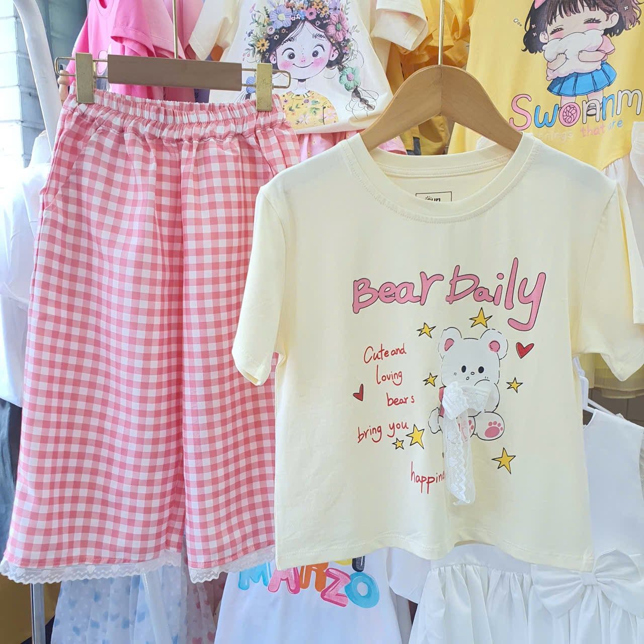  S111 _ Set bé gái quần dài caro phối áo thun cotton mềm mịn họa tiết gấu nơ dễ thương _ Beekids 