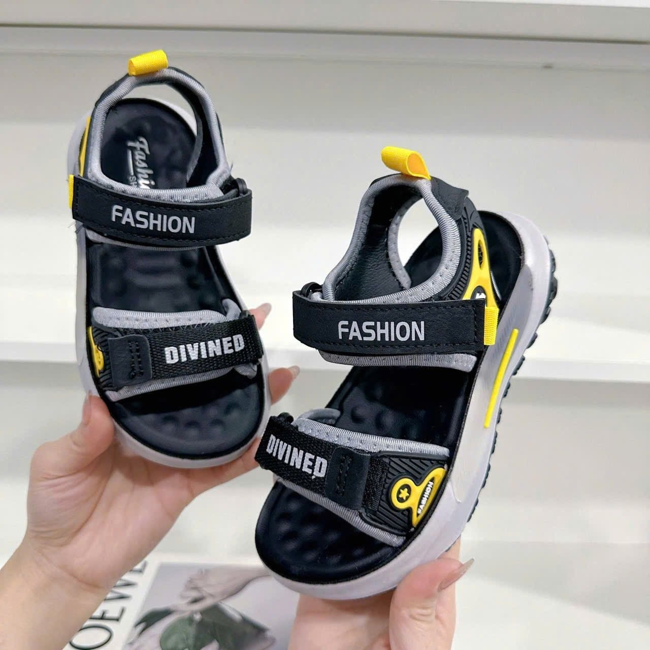  GI40 _ Giày sandal bé trai mang đi chơi đi học nhẹ bé mang êm chân_ Beekids 