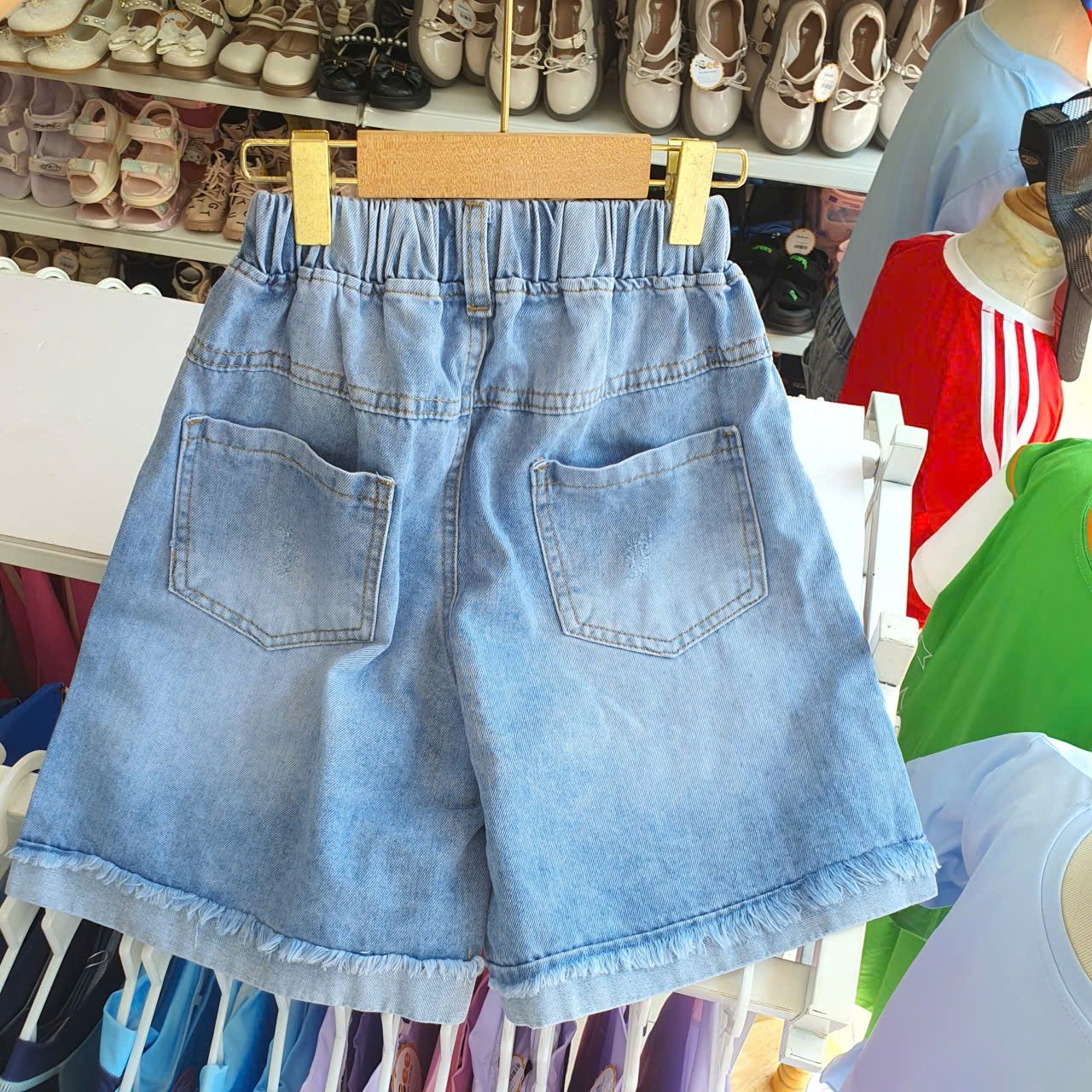  Q56 _ Quần jean lửng ống suông bé gái sành điệu thời trang chất jean mềm mại_ Beekids 