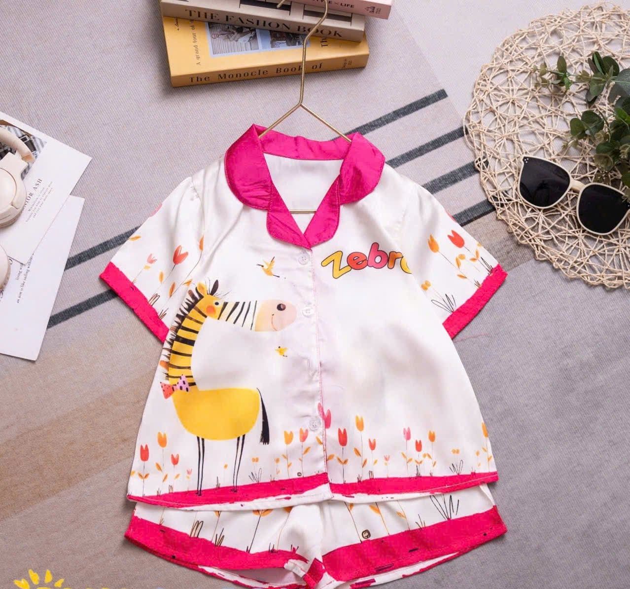  DB60 _ Bộ pijama đùi cho bé gái chất lụa latin mềm mịn hoạ tiết hươu cao cổ dễ thương _ Beekids 