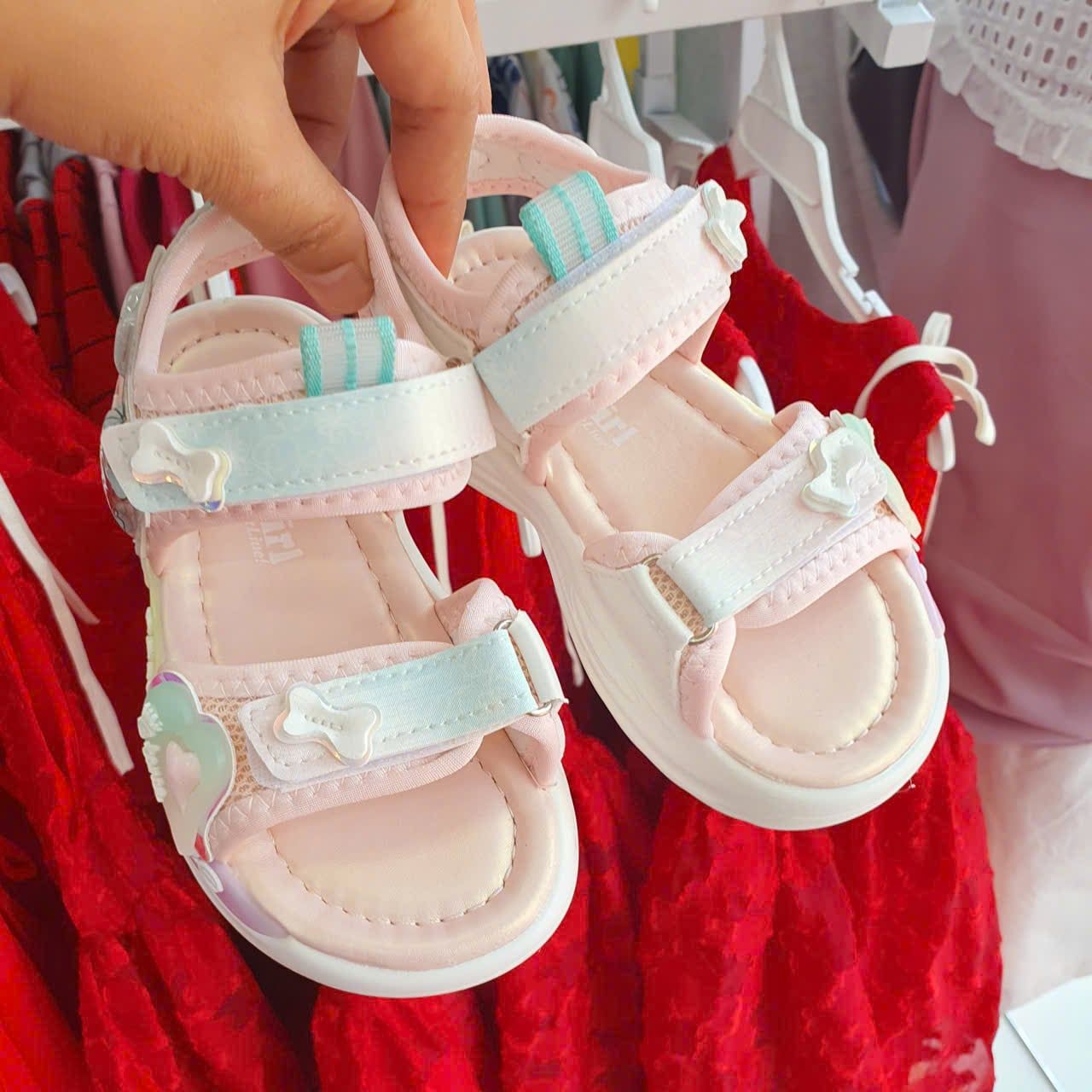  GI29 _ Giày sandal bé gái có đèn họa tiết cô gái dễ thương _ Beekids 