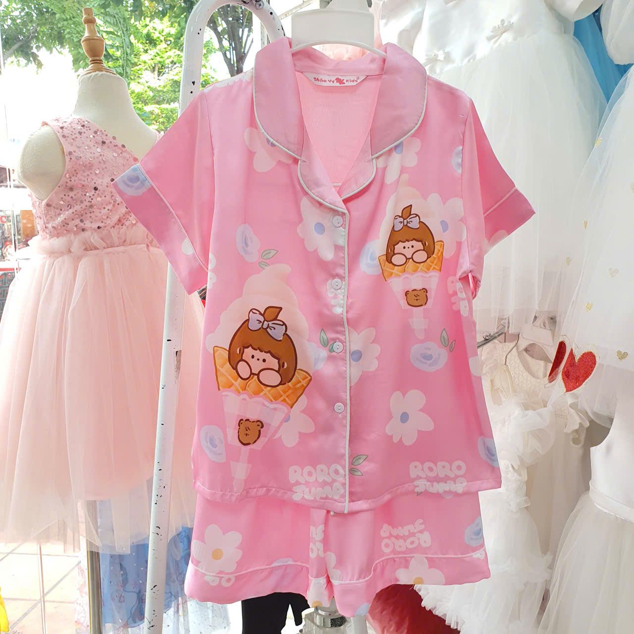  DB59 _ Bộ pijama đùi cho bé gái chất lụa latin mềm mịn hoạ tiết hoạt hình dễ thương _ Beekids 