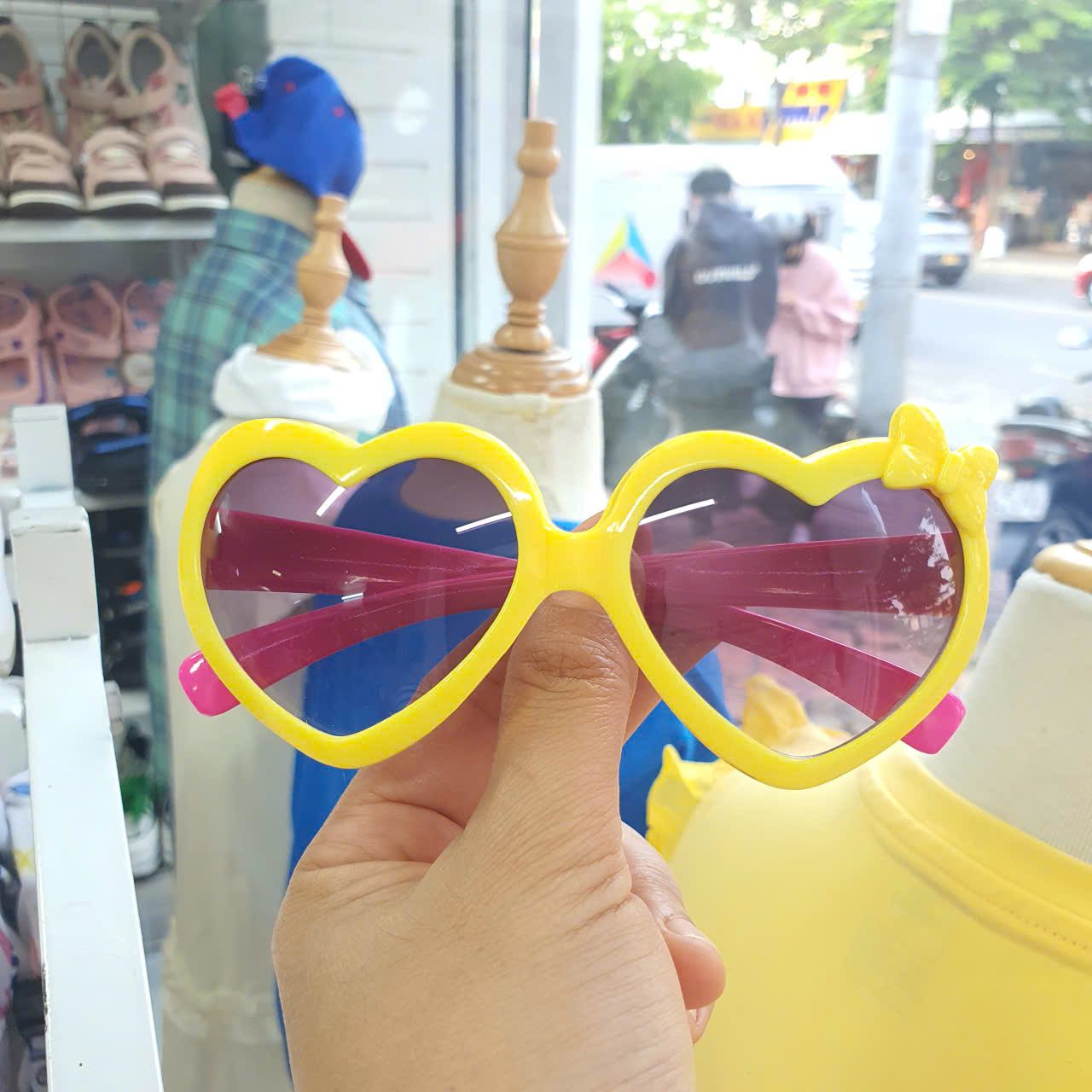  PK26 _ Kính mát kính râm kiểu dáng dễ thương đáng yêu cho bé  _ Beekids 