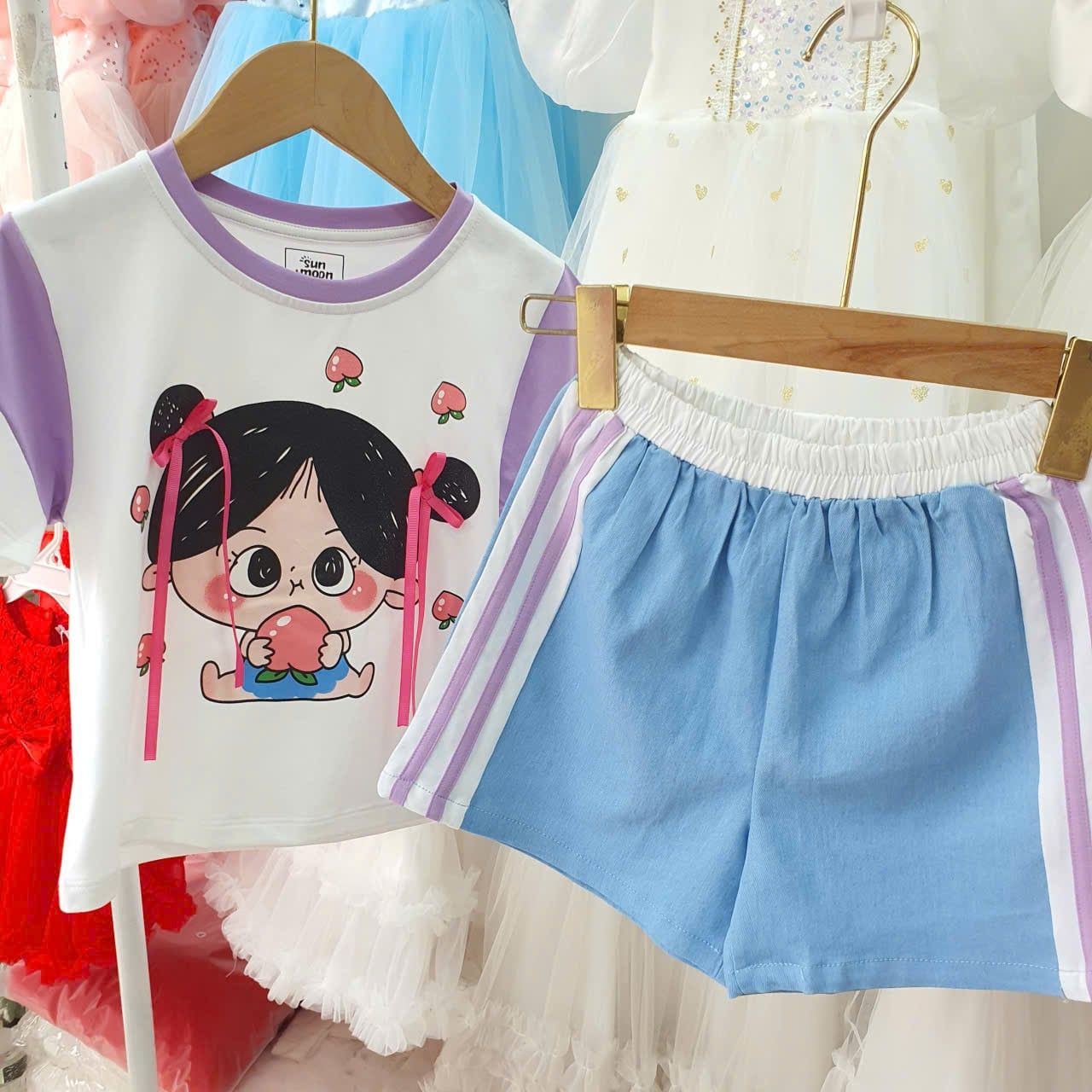  S88 _ Set bé gái áo thun họa biết cô gái ôm đào đính nơ phối quần short jean mềm mại co giãn _ Beekids 
