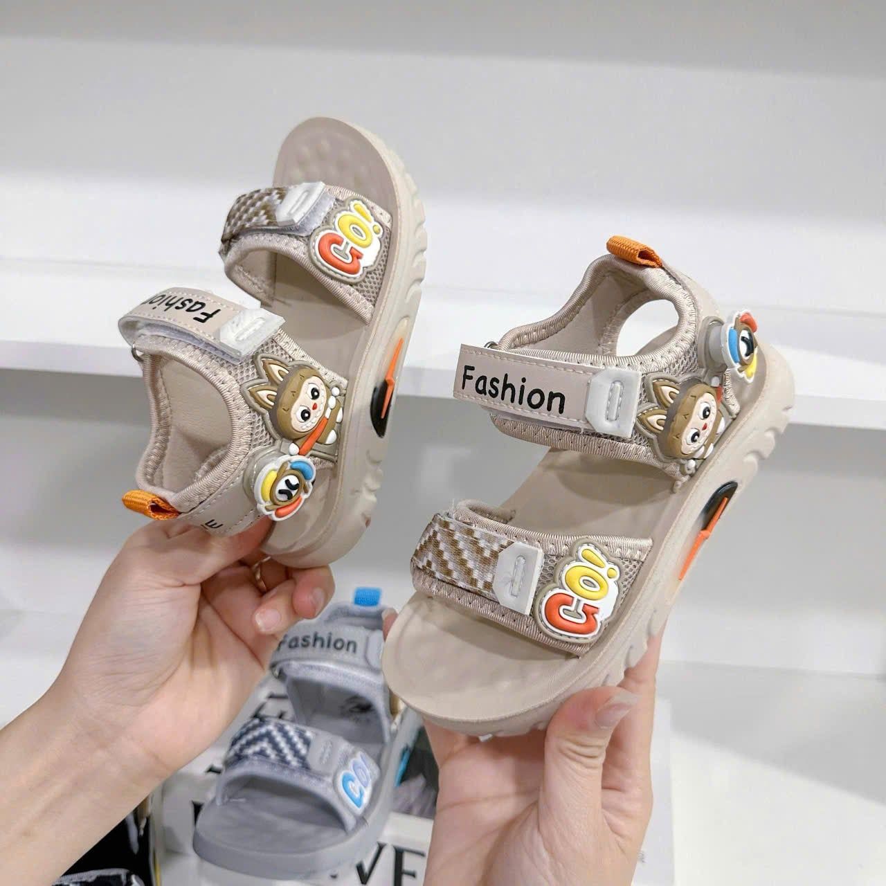  GI36 _ Giày sandal Labubu cho bé có đèn Led nhẹ êm size 22-32 _ Beekids 
