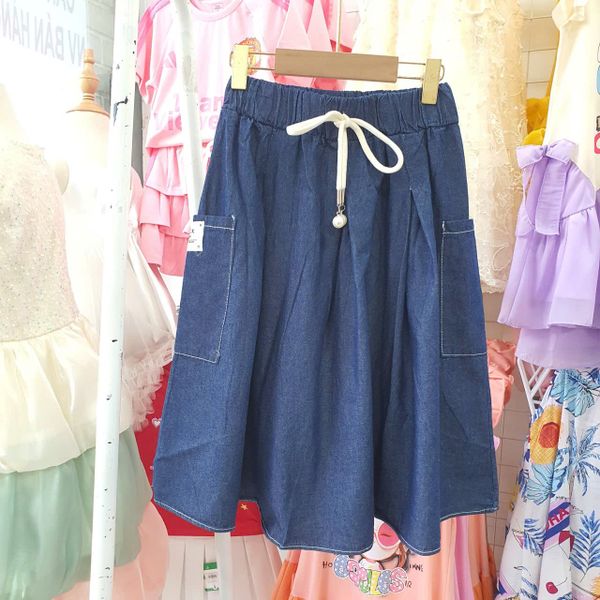 D48 _ Chân váy jean denim cho bé phom dài lưng thun phối túi 2 bên sành điệu _ Beekids 