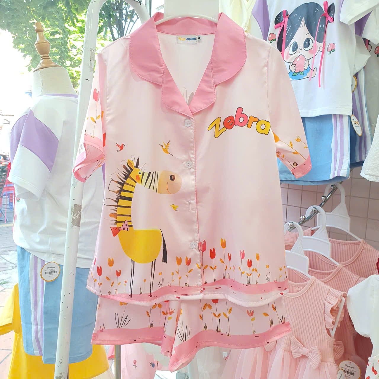  DB60 _ Bộ pijama đùi cho bé gái chất lụa latin mềm mịn hoạ tiết hươu cao cổ dễ thương _ Beekids 
