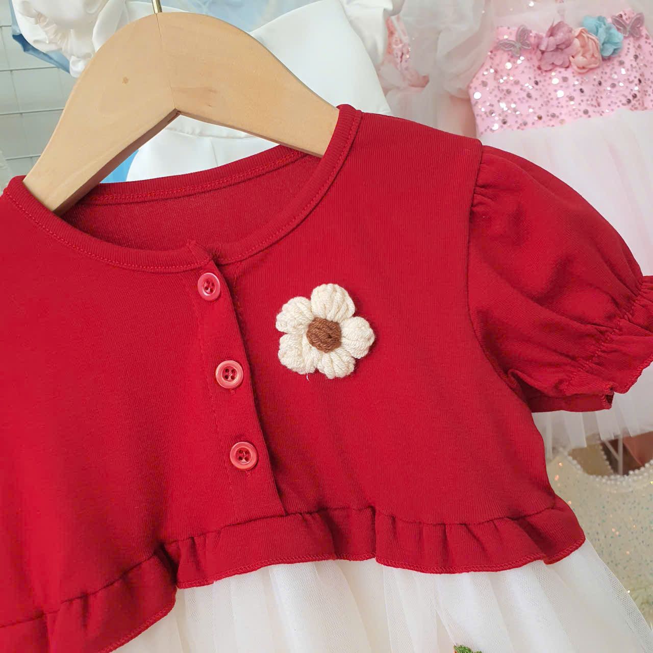  D49 _ Đầm công chúa bé gái màu đỏ đính nơ thêu hình trái dâu xinh xắn _ Beekids 