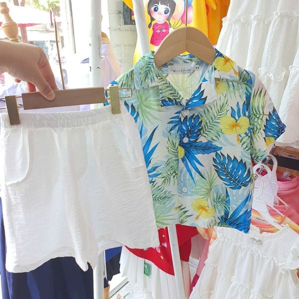  S43 _ Set bé trai mặc đi biển, đi du lịch áo sơ mi hoạ tiết hoa lá phối quần ngắn _ Beekids 
