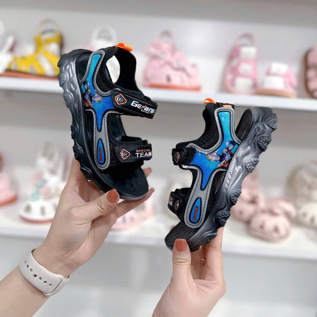  GI12 _ Giày sandal bé trai từ 3 đến 10 tuổi họa tiết siêu anh hùng _ Beekids 