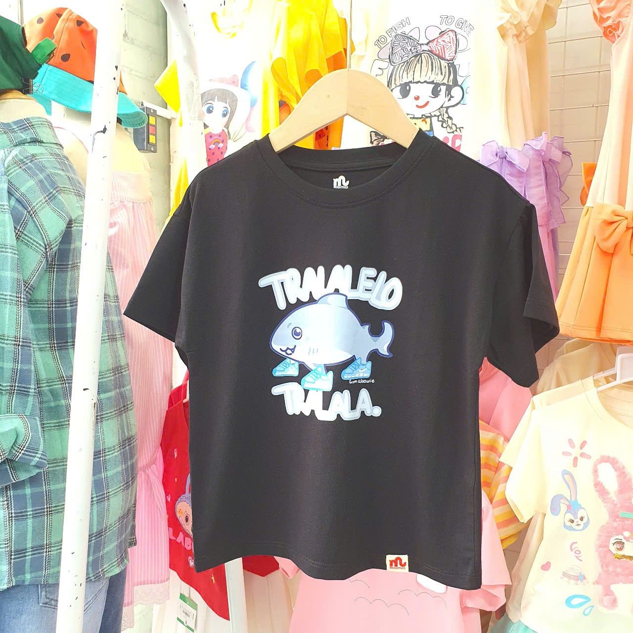  A35 _ Áo thun ngắn tay cho bé vai trễ dáng rộng họa tiết hoạt hình đáng yêu _ Beekids 