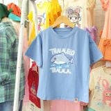  A35 _ Áo thun ngắn tay cho bé vai trễ dáng rộng họa tiết hoạt hình đáng yêu _ Beekids 