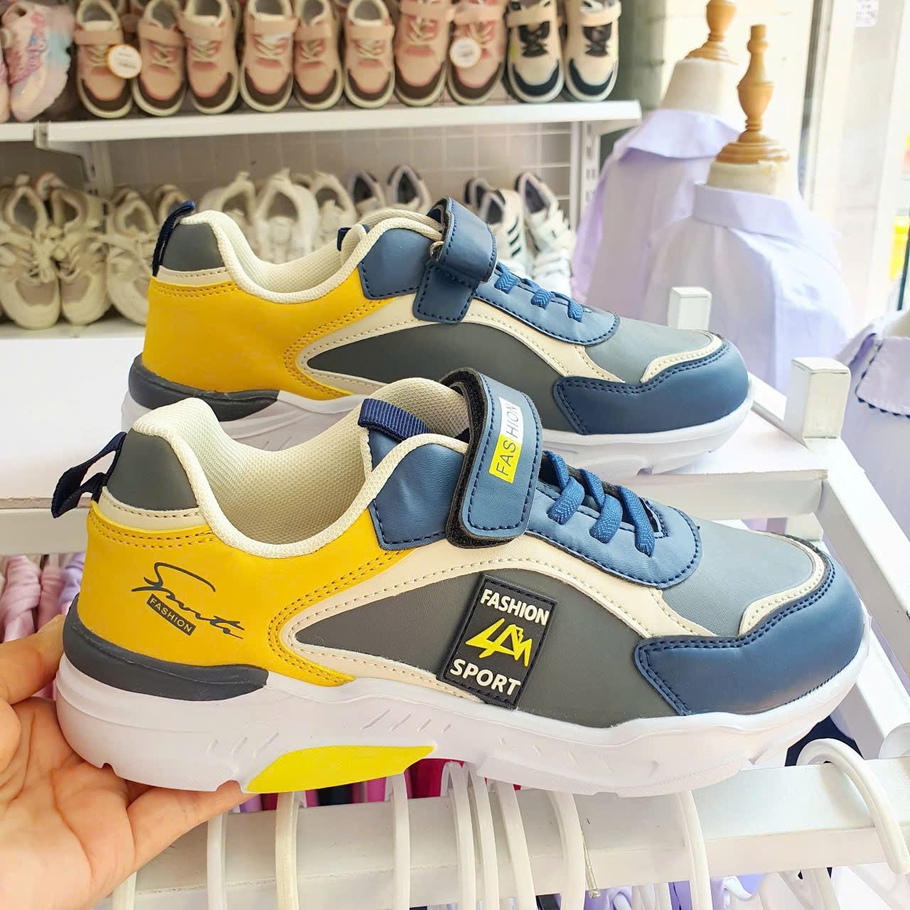  GI18 _ Giày thể thao cho bé trai nhẹ êm quai dán nhẹ êm _ Beekids 