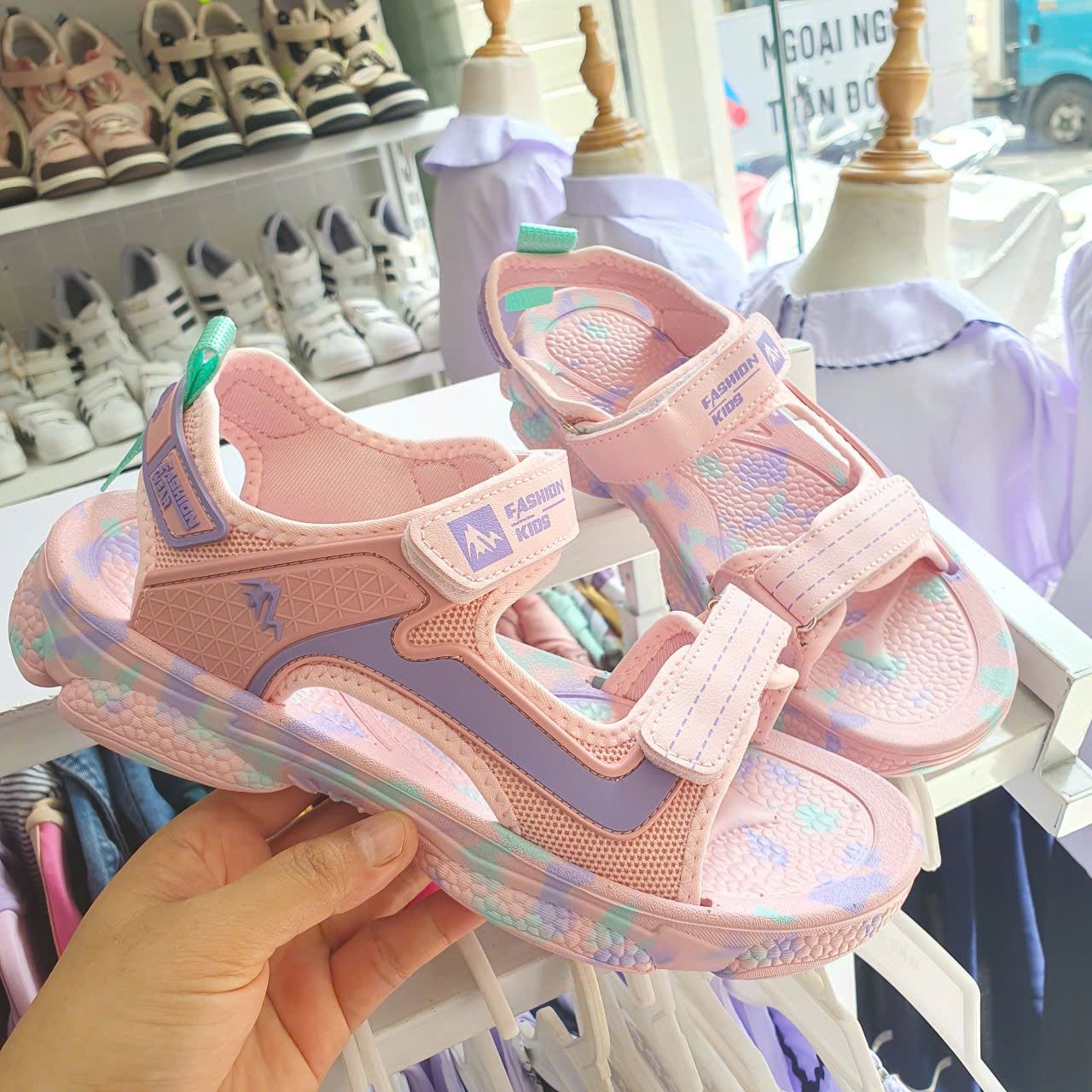  GI20 _ Giày sandal cho bé gái mang đi chơi, đi học nhẹ êm quai dán tiện lợi _ Beekids 