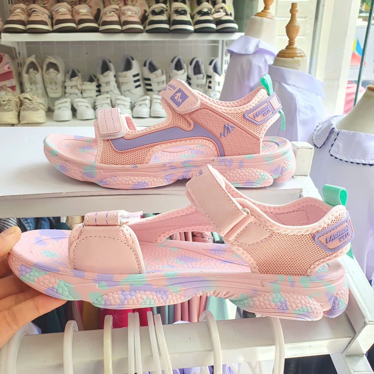  GI20 _ Giày sandal cho bé gái mang đi chơi, đi học nhẹ êm quai dán tiện lợi _ Beekids 