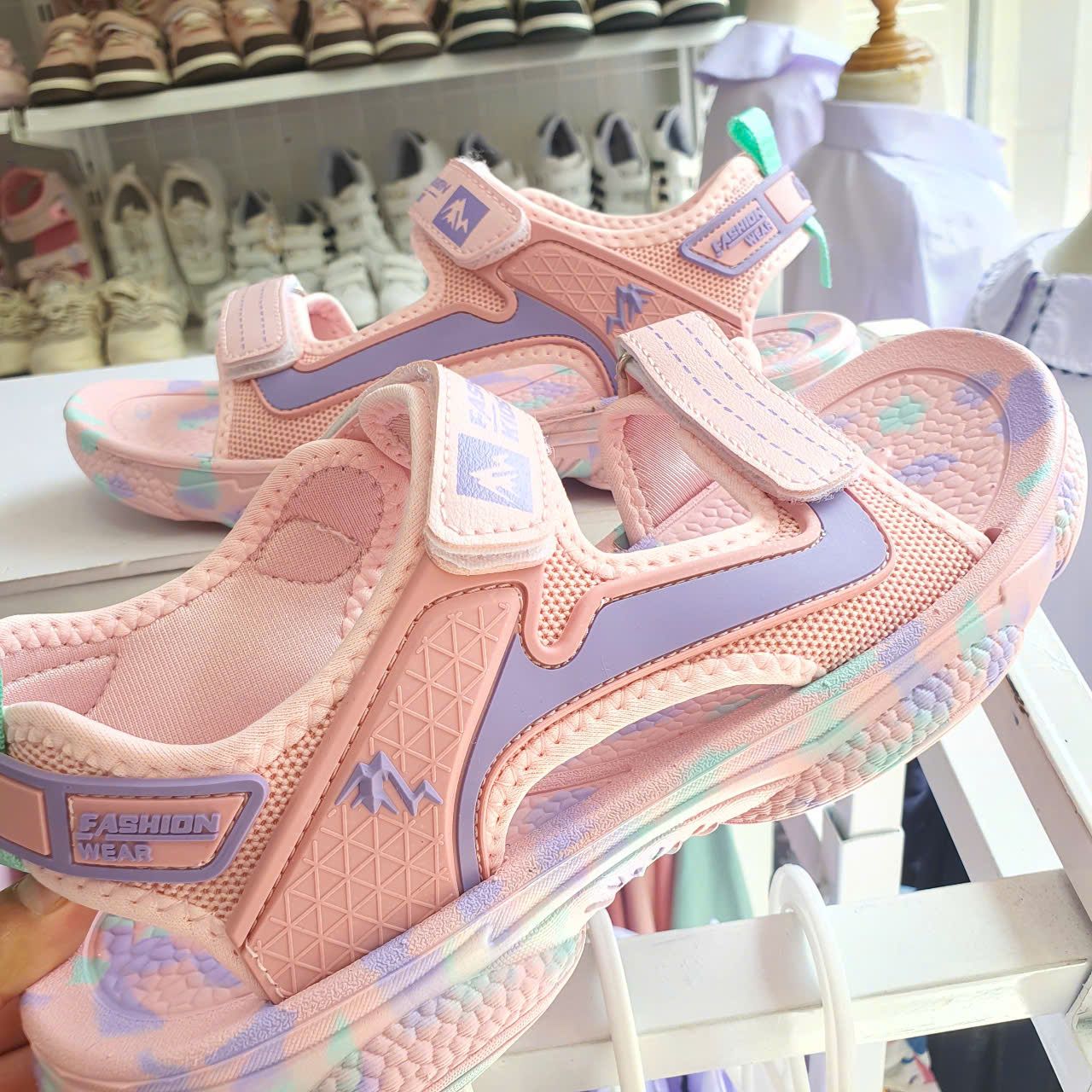  GI20 _ Giày sandal cho bé gái mang đi chơi, đi học nhẹ êm quai dán tiện lợi _ Beekids 