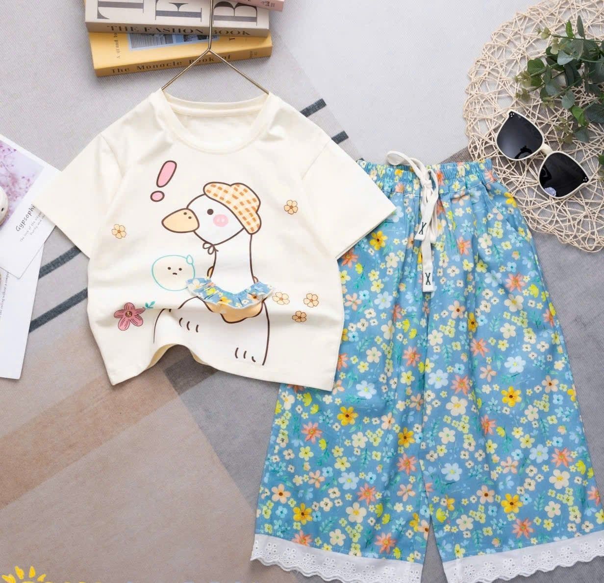  S61 _ Set bé gái quần ống suông in hoa phối áo thun họa tiết vịt quàng khăn cổ _ Beekids 