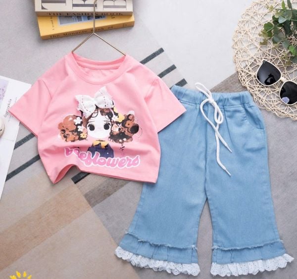  S59 _ Set bé gái gồm quần jean ống loe  phối áo thun in hình cô gái tóc xù sành điệu  _ Beekids 