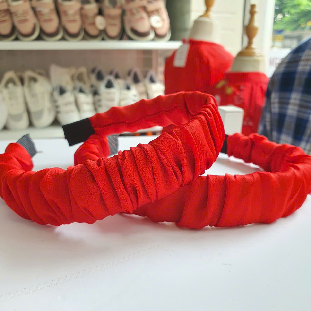  T08 _ Bờm tóc, Cài tóc vải lụa nhún tông màu đỏ cho bé gái mặc áo dài, đầm váy _ Beekids 