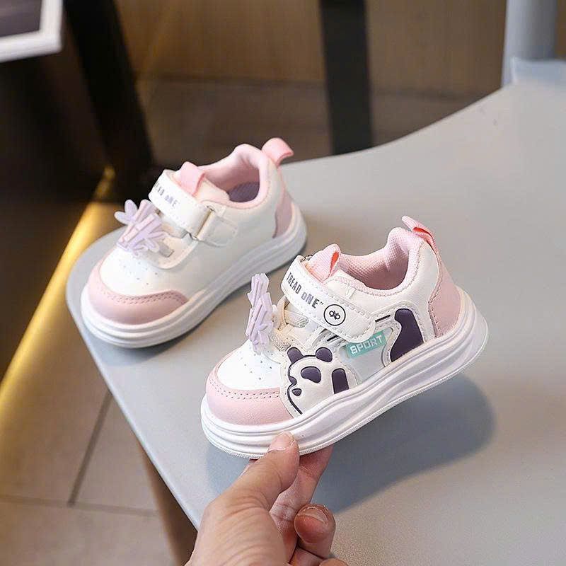  GI26 _ Giày thể thao tập đi cho bé mềm siêu nhẹ chân họa tiết gấu trúc phong cách thời trang _ Beekids 
