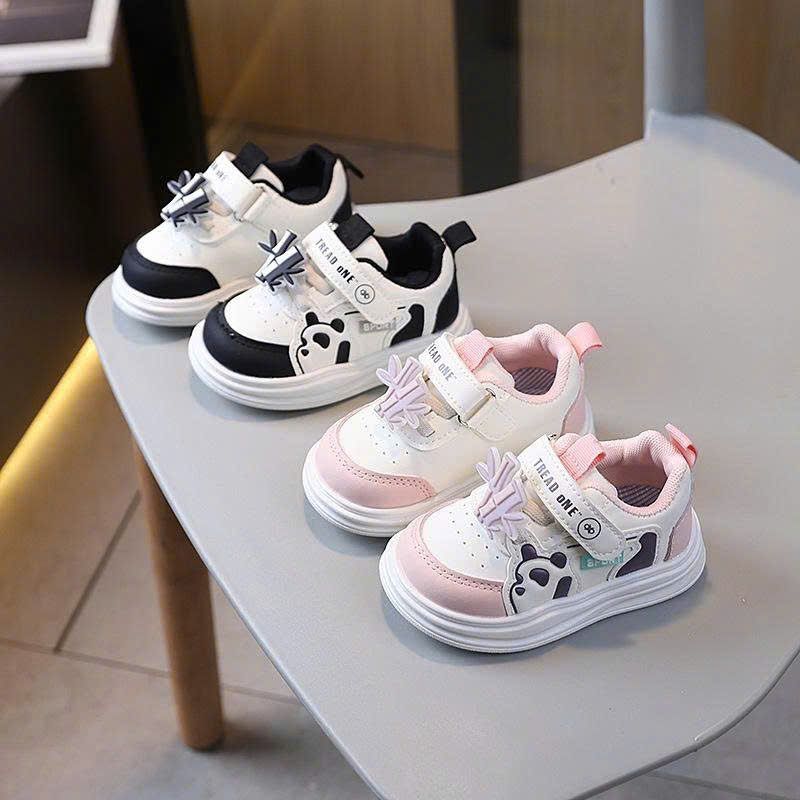  GI26 _ Giày thể thao tập đi cho bé mềm siêu nhẹ chân họa tiết gấu trúc phong cách thời trang _ Beekids 