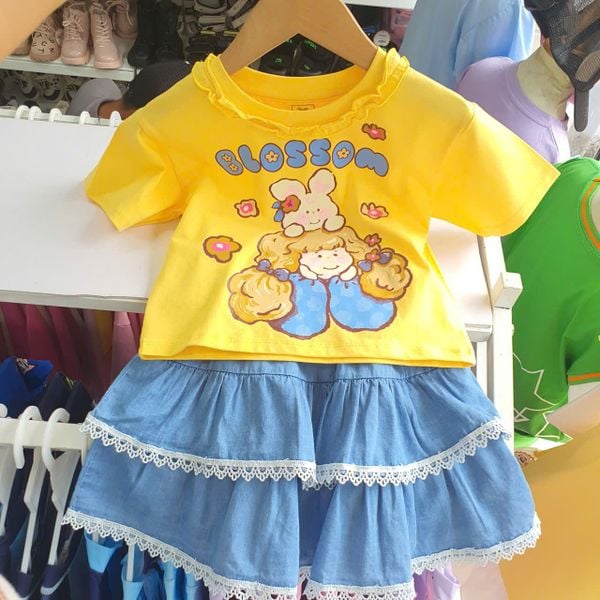  S101 _ Set bé gái chân váy jean denim lai ren phối áo thun in hình cô gái siêu dễ thương  _ Beekids 