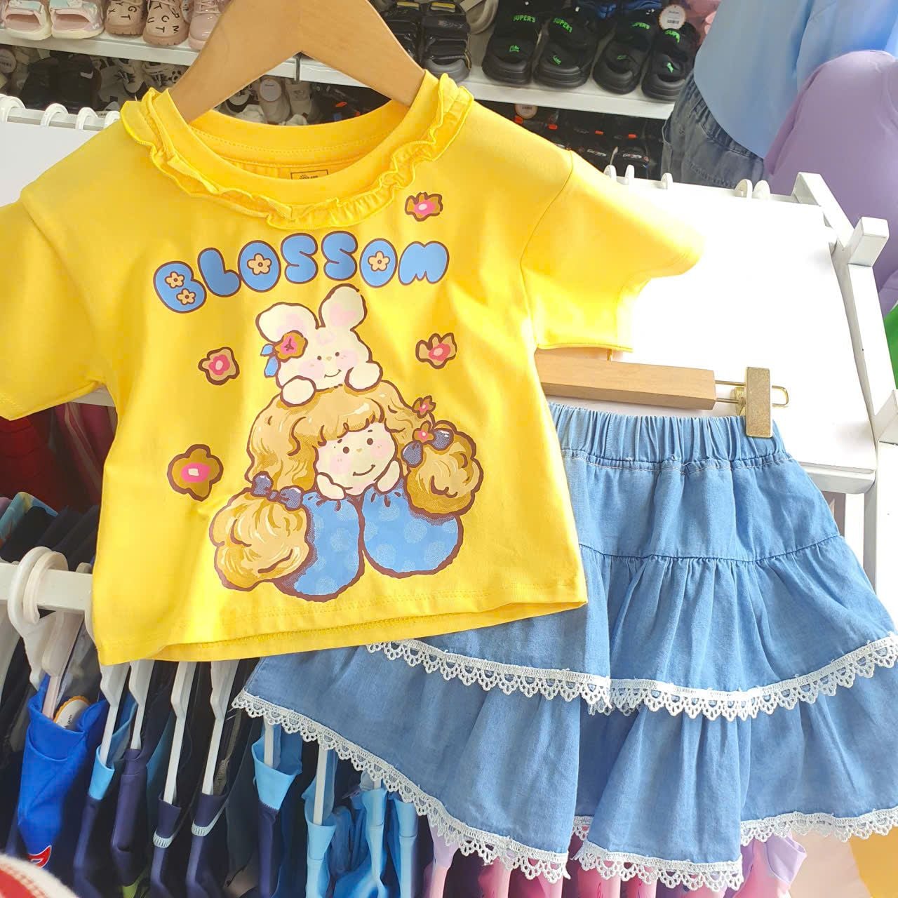  S101 _ Set bé gái chân váy jean denim lai ren phối áo thun in hình cô gái siêu dễ thương  _ Beekids 