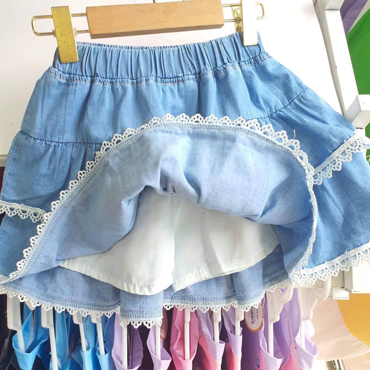  S101 _ Set bé gái chân váy jean denim lai ren phối áo thun in hình cô gái siêu dễ thương  _ Beekids 