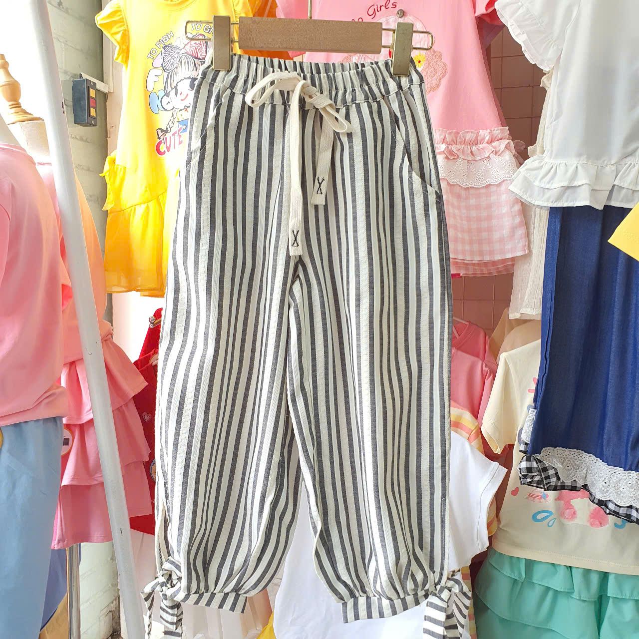  S57 - Set bé gái quần dài sọc phối áo thun họa tiết cô gái đính nơ siêu đáng yêu _ Beekids 