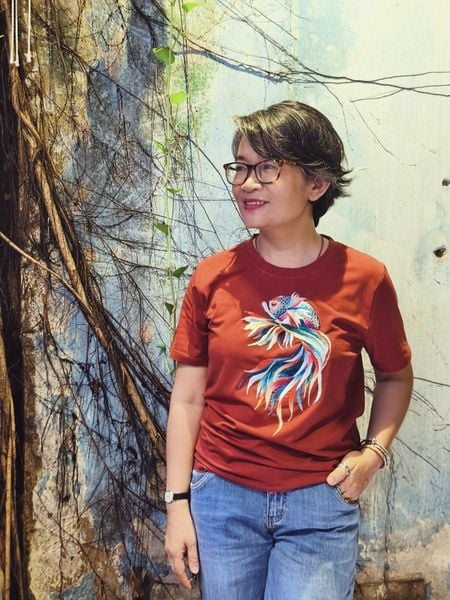  Áo thun đỏ gạch thêu tay Cá Betta 