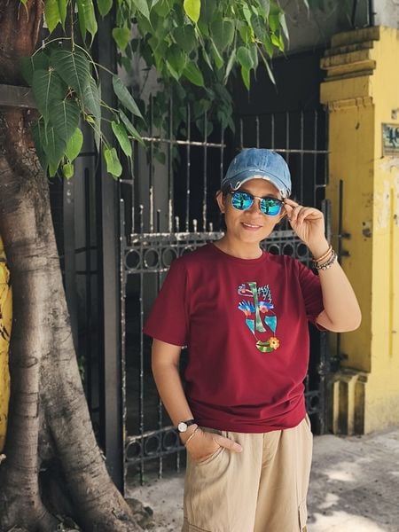  Áo thun đỏ thêu tay Mặt V - Picasso V Face, 