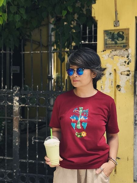 Áo thun đỏ thêu tay Mặt V - Picasso V Face, 